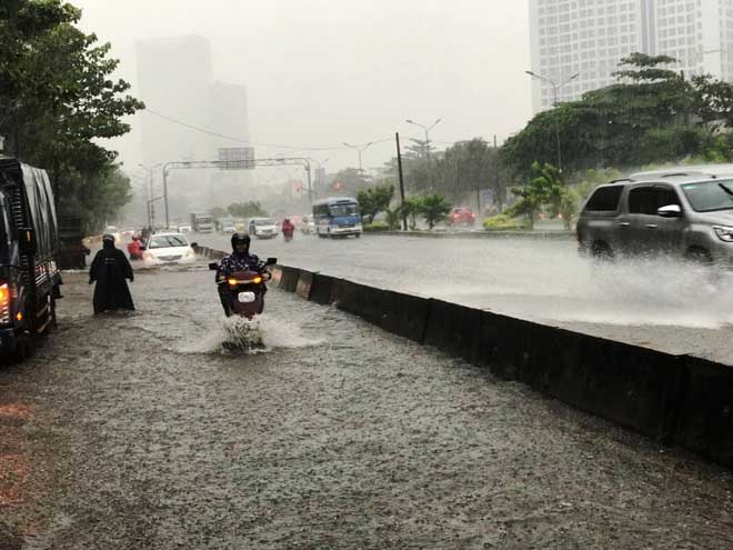 Hé lộ nguyên nhân “quái vật” hút nước “bó tay” khiến phố Sài Gòn thành sông Hé lộ nguyên nhân “quái vật” hút nước “bó tay” khiến phố Sài Gòn thành sông