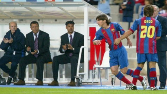 Tròn 13 năm Messi ra mắt Barca: Từ “chàng còm” hóa thành “Thánh sống” - 1