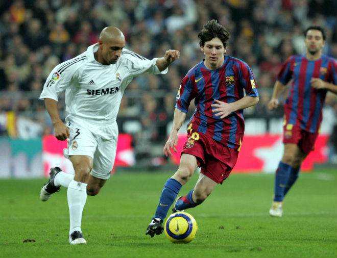 Tròn 13 năm Messi ra mắt Barca: Từ “chàng còm” hóa thành “Thánh sống” - 2