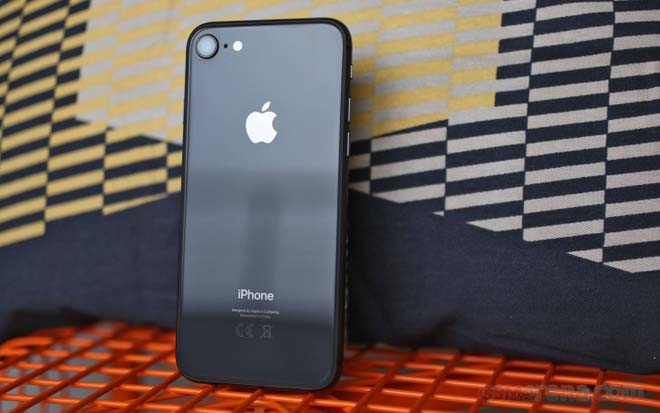 iPhone 8 ế ẩm trong ngày mở bán, iPhone 7 hút khách vì giá rẻ