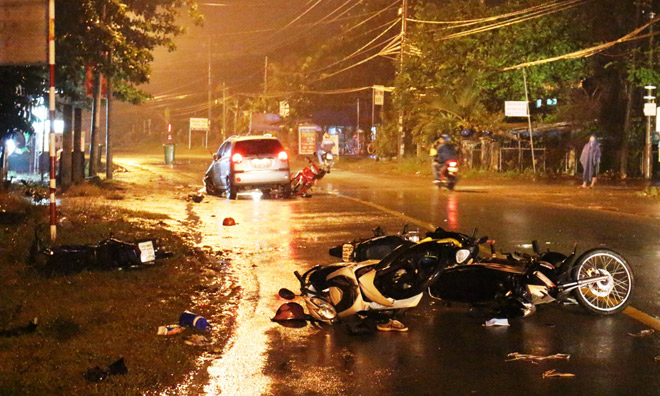Ô tô “điên” tông 6 xe máy, 9 người nằm bất động trên đường Ô tô “điên” tông 6 xe máy, 9 người nằm bất động trên đường