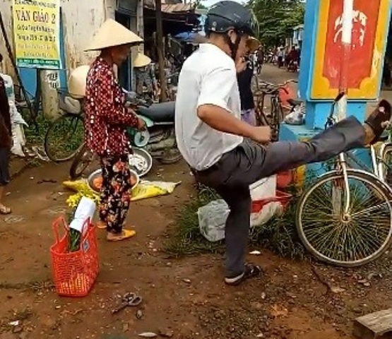 Thông tin mới nhất vụ trưởng công an xã “tung cước” đá bay thau cá của người dân Thông tin mới nhất vụ trưởng công an xã “tung cước” đá bay thau cá của người dân
