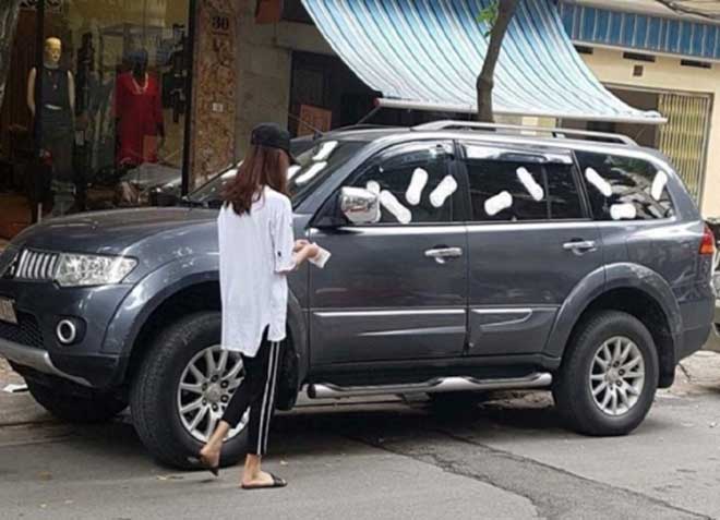 Nóng 24h qua: Cô gái trẻ dùng băng vệ sinh dán kín ô tô án ngữ trước cửa hàng Nóng 24h qua: Cô gái trẻ dùng băng vệ sinh dán kín ô tô án ngữ trước cửa hàng