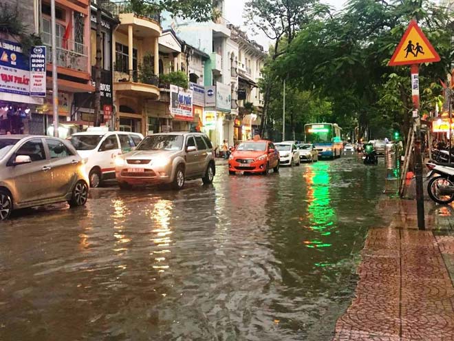 Triều cường vượt báo động 3, quận trung tâm Sài Gòn ngập như sông - 3