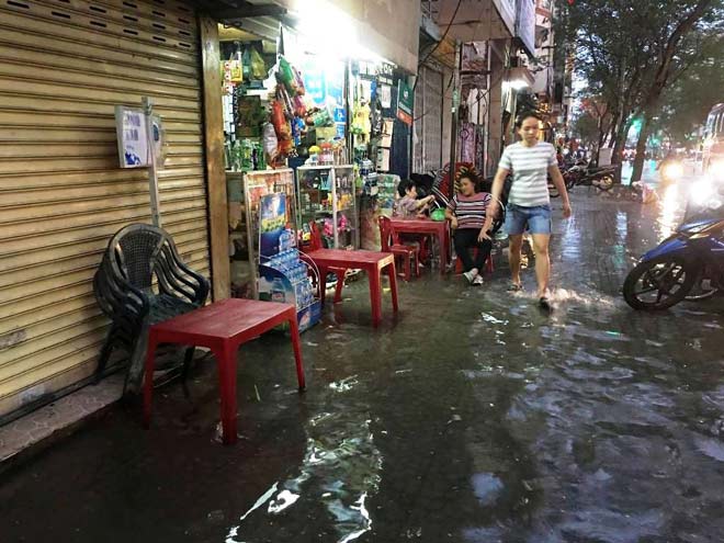 Triều cường vượt báo động 3, quận trung tâm Sài Gòn ngập như sông - 4