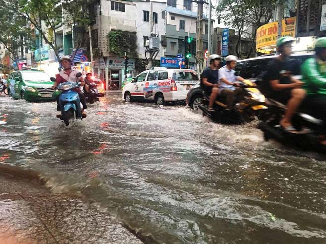 Triều cường vượt báo động 3, quận trung tâm Sài Gòn ngập như sông - 6