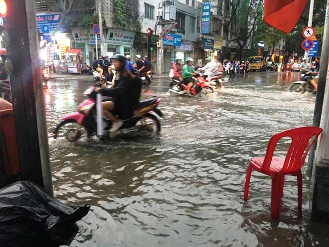 Triều cường vượt báo động 3, quận trung tâm Sài Gòn ngập như sông - 7