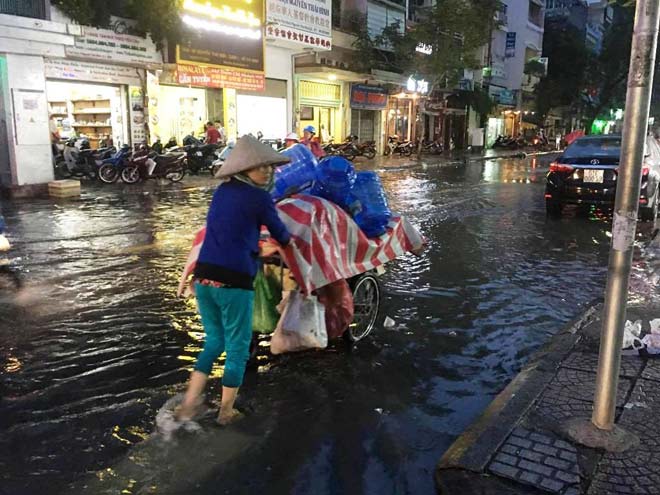 Triều cường vượt báo động 3, quận trung tâm Sài Gòn ngập như sông - 10