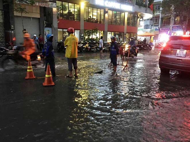 Triều cường vượt báo động 3, quận trung tâm Sài Gòn ngập như sông - 11