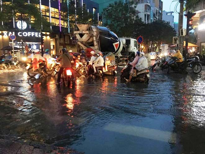 Triều cường vượt báo động 3, quận trung tâm Sài Gòn ngập như sông - 12