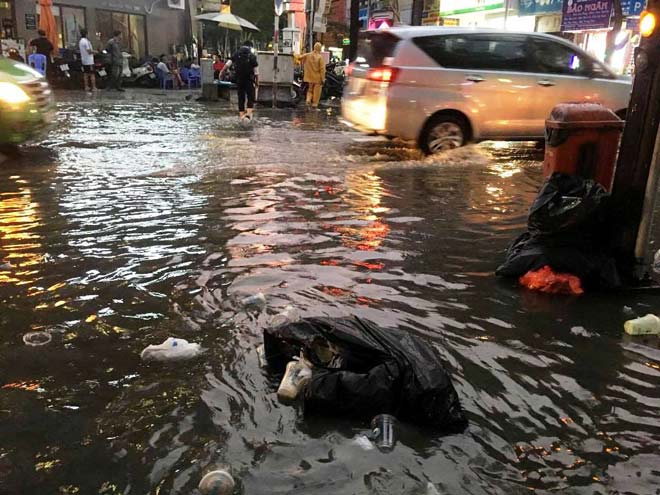 Triều cường vượt báo động 3, quận trung tâm Sài Gòn ngập như sông - 8