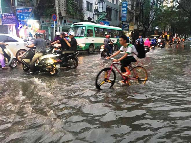 Triều cường vượt báo động 3, quận trung tâm Sài Gòn ngập như sông - 9