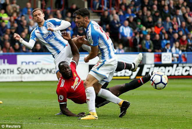 Huddersfield - MU: Bước ngoặt 2 sai lầm, "thần Tài" không cứu kịp Huddersfield - MU: Bước ngoặt 2 sai lầm, "thần Tài" không cứu kịp