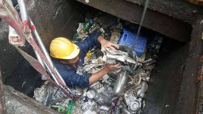Bí mật dưới nắp cống khiến "quái vật bất lực", nước ngập như sông Bí mật dưới nắp cống khiến "quái vật bất lực", nước ngập như sông