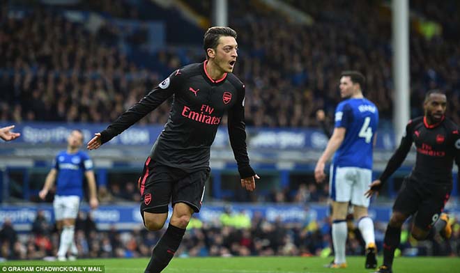 Ozil tỏa sáng: Vì MU mà &#34;show hàng&#34;, chờ làm cứu viện - 1