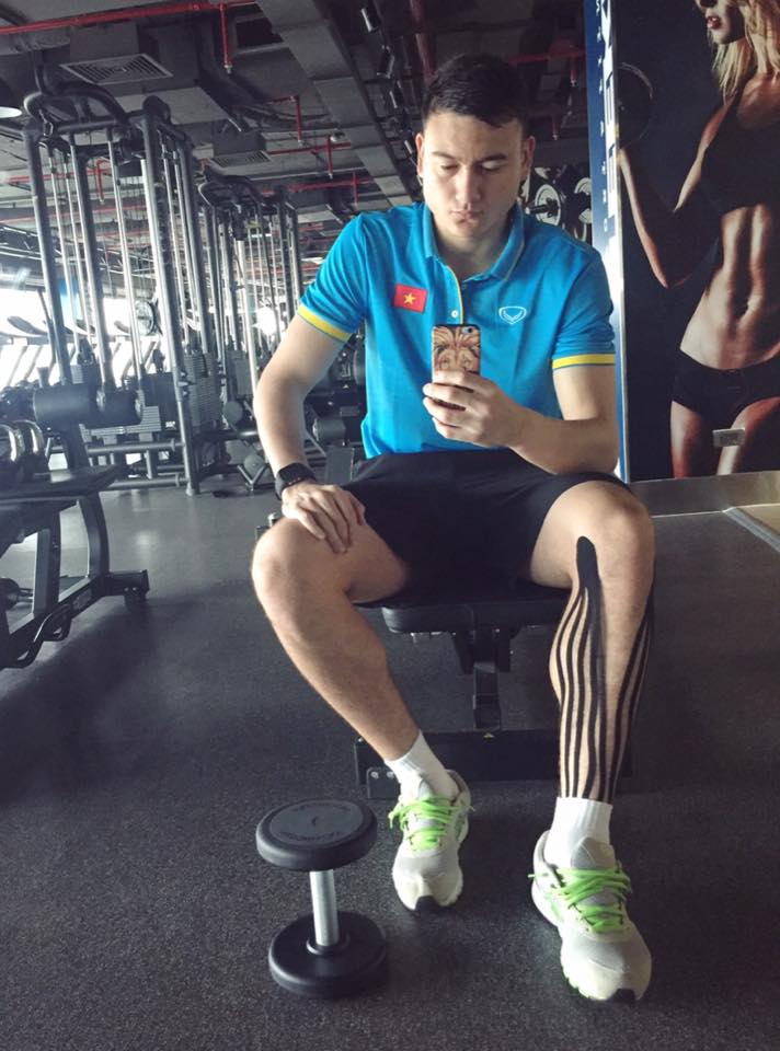 Ngắm cơ bắp cuồn cuộn của thủ môn điển trai nhất Việt Nam - 7