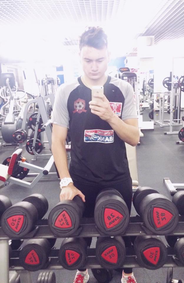 Ngắm cơ bắp cuồn cuộn của thủ môn điển trai nhất Việt Nam - 9