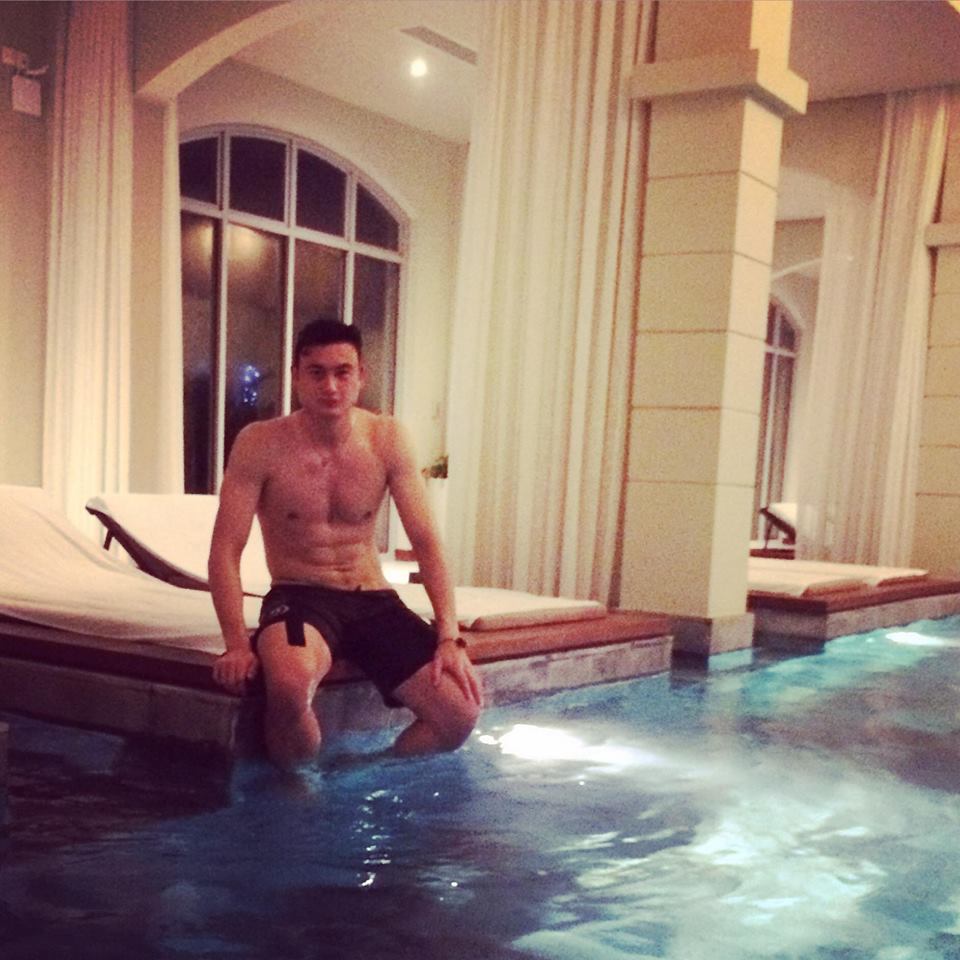 Ngắm cơ bắp cuồn cuộn của thủ môn điển trai nhất Việt Nam - 12