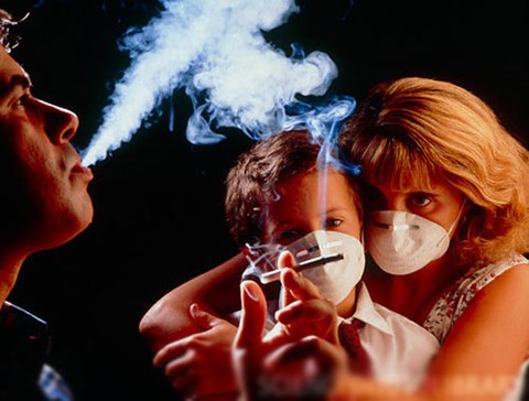 Bố mẹ hút thuốc, con có nguy cơ đột tử - 1
