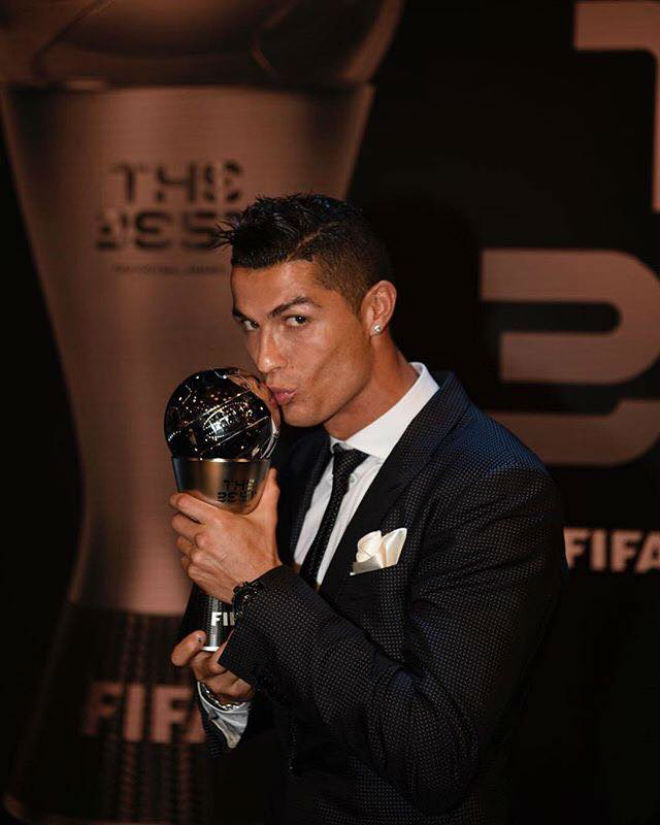 Ronaldo xuất sắc nhất năm 2017: Biết ơn Real, “đá xoáy” Messi - 2