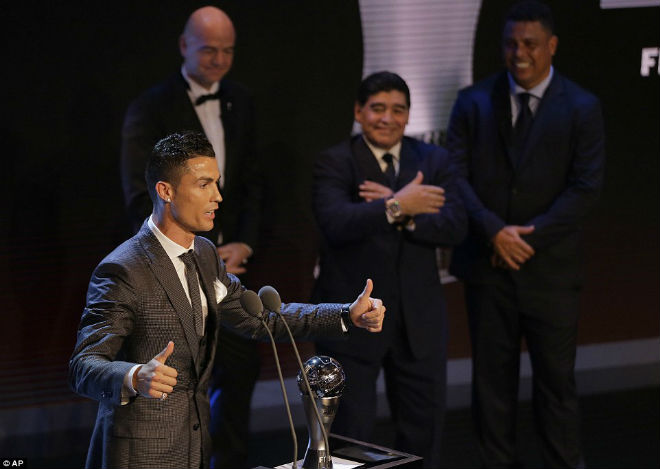 Ronaldo xuất sắc nhất năm 2017: Biết ơn Real, “đá xoáy” Messi - 3