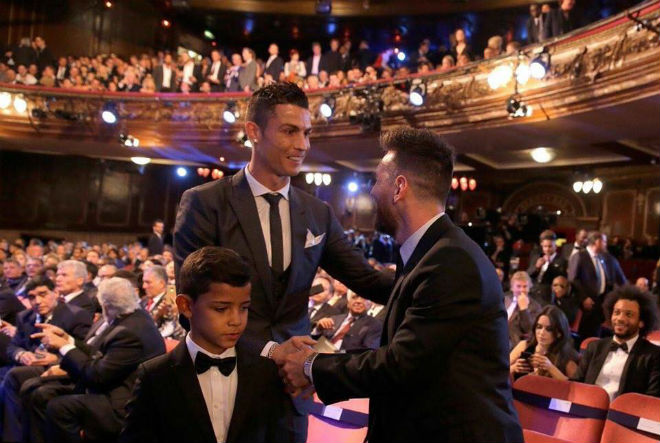 Cầu thủ xuất sắc nhất FIFA 2017: Lại thắng Messi, Ronaldo ngự trị ngôi báu Cầu thủ xuất sắc nhất FIFA 2017: Lại thắng Messi, Ronaldo ngự trị ngôi báu