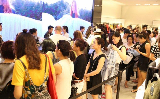 Thương hiệu ngoại đổ bộ, thời trang Việt nguy cơ thua trên sân nhà - 1