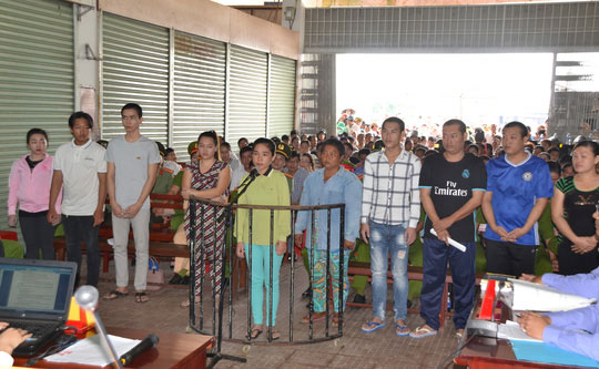 Nhóm côn đồ chém trọng thương công an tại Miếu Bà Chúa Xứ Nhóm côn đồ chém trọng thương công an tại Miếu Bà Chúa Xứ