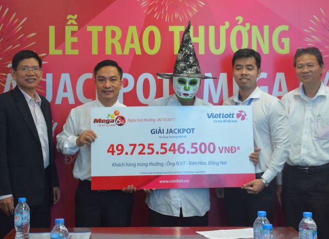 Nóng 24h qua: Người đàn ông hóa trang cực dị đi nhận giải jackpot 50 tỷ Nóng 24h qua: Người đàn ông hóa trang cực dị đi nhận giải jackpot 50 tỷ
