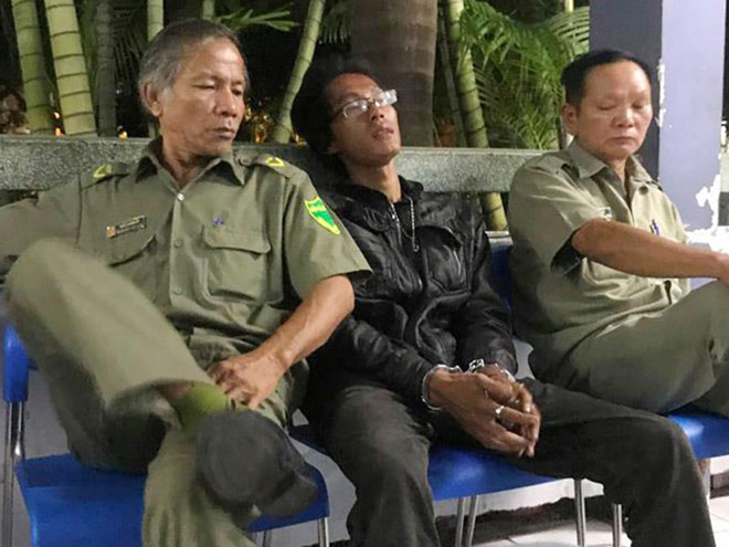 Kẻ chém kính ô tô ở Sài Gòn khai "do bị ép xe khi chạy" Kẻ chém kính ô tô ở Sài Gòn khai "do bị ép xe khi chạy"