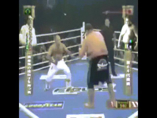 MMA: Khiến đối thủ chấn thương đáng sợ, mặt vẫn lạnh như tiền 2 MMA: Khiến đối thủ chấn thương đáng sợ, mặt vẫn lạnh như tiền 2