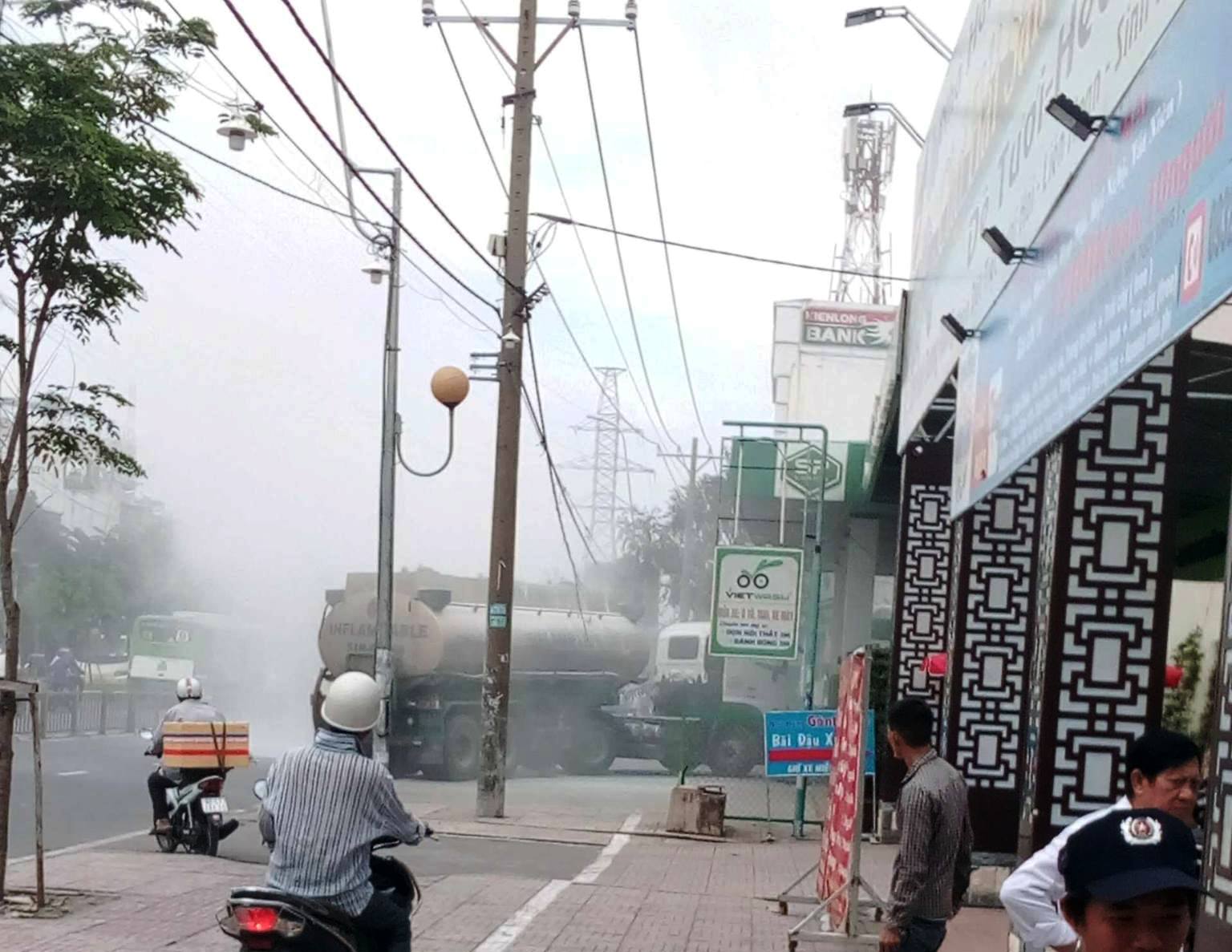 Dân tháo chạy thục mạng khi thấy bà hỏa “viếng” xe bồn chở xăng Dân tháo chạy thục mạng khi thấy bà hỏa “viếng” xe bồn chở xăng