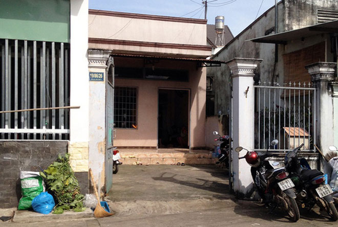 Vợ gục chết bên chồng cầm dao dính máu Vợ gục chết bên chồng cầm dao dính máu