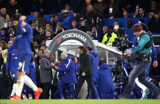 Thua Chelsea, trăm triệu fan kể tội Mourinho, SAO MU &#34;trách&#34; hàng công bỏ lỡ cơ hội - 1