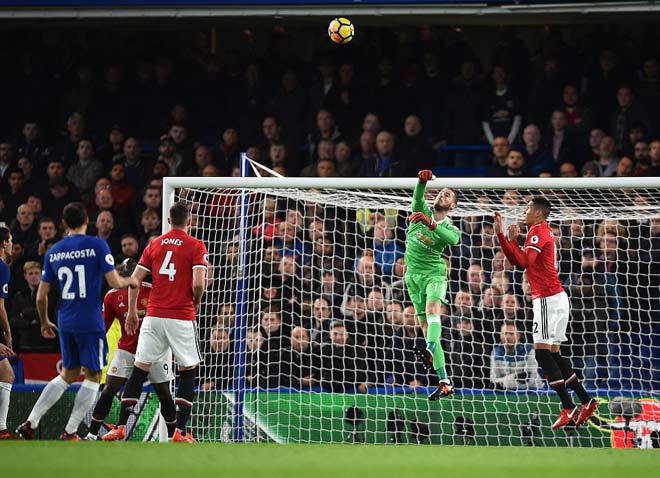 Thua Chelsea, trăm triệu fan kể tội Mourinho, SAO MU &#34;trách&#34; hàng công bỏ lỡ cơ hội - 2