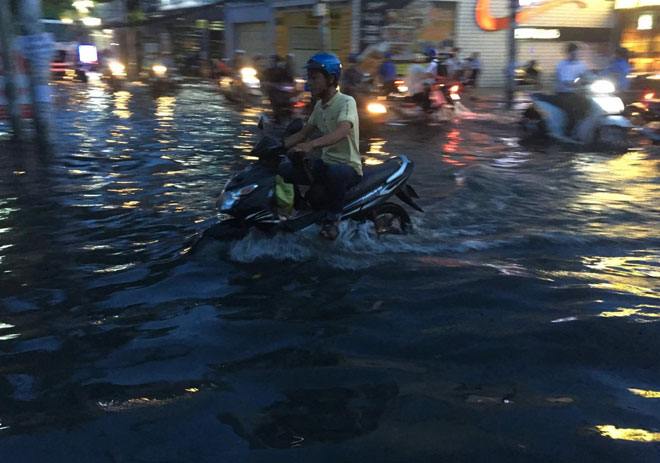 Mưa “chớp mắt”, phố Sài Gòn ngập như lụt miền Trung Mưa “chớp mắt”, phố Sài Gòn ngập như lụt miền Trung