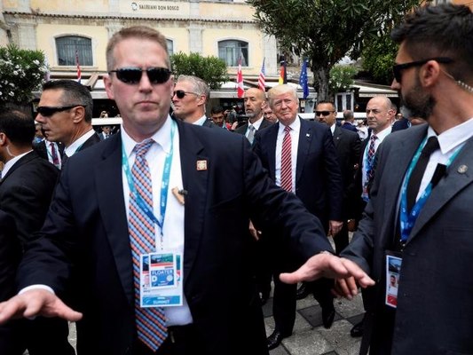 Ông Trump được bảo vệ "tầng tầng lớp lớp" thế nào khi ở nước ngoài? Ông Trump được bảo vệ "tầng tầng lớp lớp" thế nào khi ở nước ngoài?