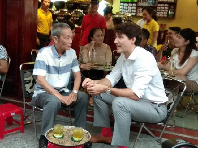 Thủ tướng Canada ngồi uống cà phê vỉa hè ở Sài Gòn
