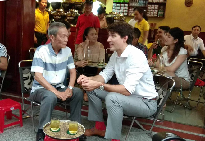 Thủ tướng Canada ngồi uống cà phê ở trung tâm Sài Gòn Thủ tướng Canada ngồi uống cà phê ở trung tâm Sài Gòn