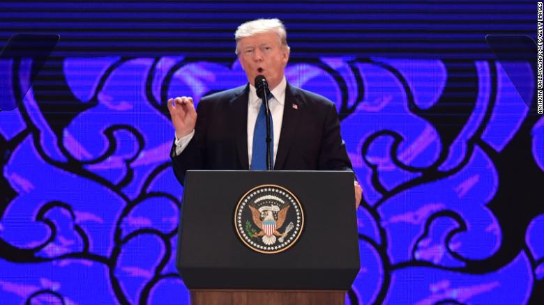 Người luôn kè kè bên ông Trump đi khắp mọi nơi Người luôn kè kè bên ông Trump đi khắp mọi nơi