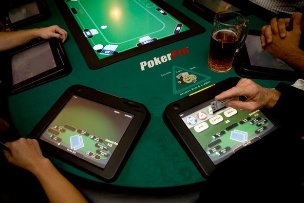 Thiên tài số học kiếm 22,3 tỷ/năm nhờ chơi bài Poker - 2