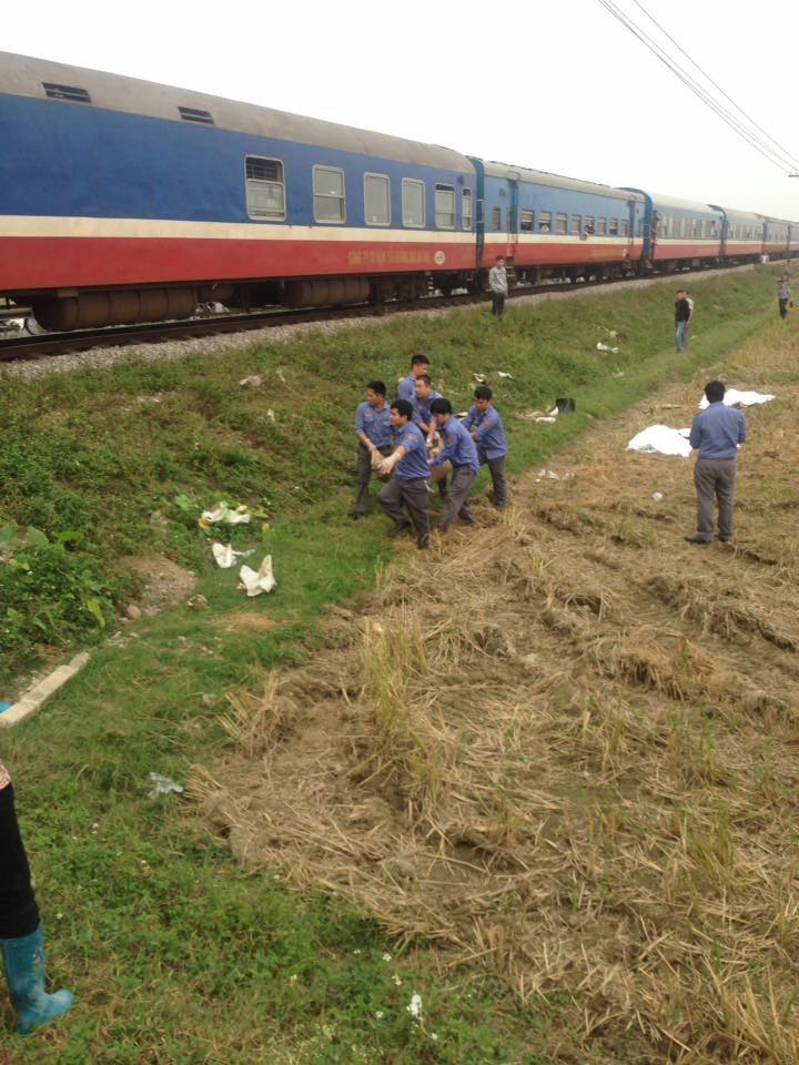 3 người văng xuống ruộng tử vong sau khi băng qua đường sắt - 1