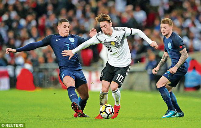 Ozil “đi đêm” với sao Man City, Arsenal lo ngay ngáy - 1