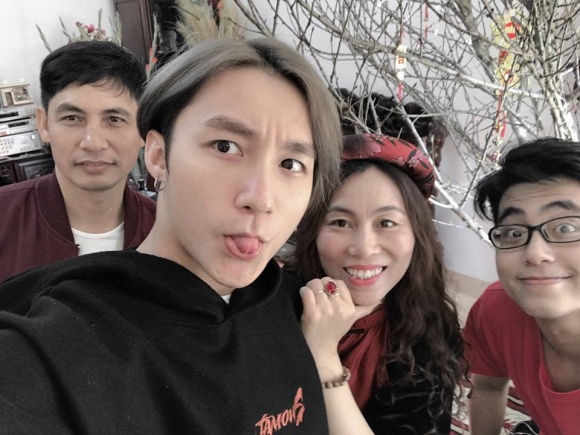 Ít ai ngờ, mẹ của Sơn Tùng M-TP trẻ trung, sành điệu cỡ này - 1
