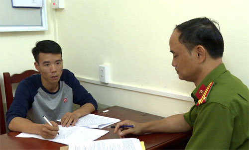 Phạt nam thanh niên quay clip CSGT tung lên mạng 5 triệu Phạt nam thanh niên quay clip CSGT tung lên mạng 5 triệu