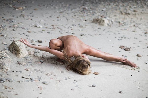 Những hình ảnh tập yoga khỏa thân khiến người xem không dám thở mạnh - 7