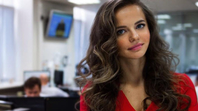 Nữ phát ngôn viên xinh đẹp đến mức gây tranh cãi của Bộ Quốc phòng Nga - 2
