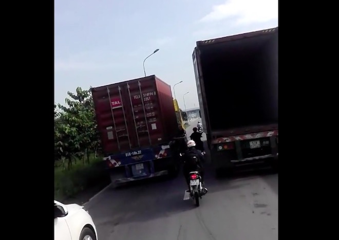 TP.HCM: Tranh cãi lý do 2 container kè nhau bằng tốc độ “rùa bò” - 1