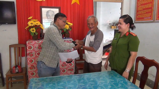 Nóng 24h qua: Nhặt được hàng nghìn USD, cụ ông nhờ công an tìm người đánh rơi Nóng 24h qua: Nhặt được hàng nghìn USD, cụ ông nhờ công an tìm người đánh rơi