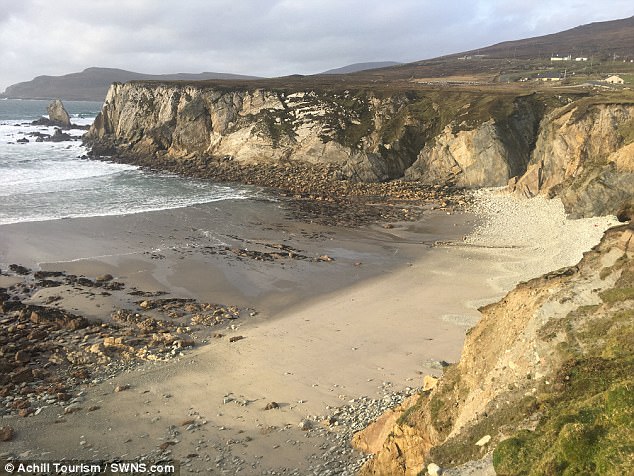 Bãi biển tái xuất sau 12 năm biến mất ở Ireland - 1